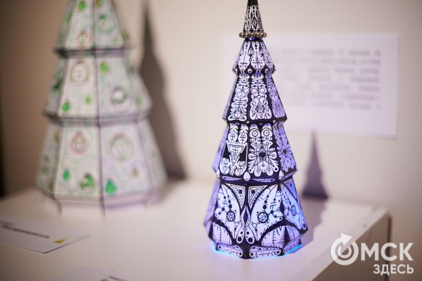 Оливье, футбол и винил. В Омске открылась выставка авторской ёлки "ПодЕЛЬники-5"