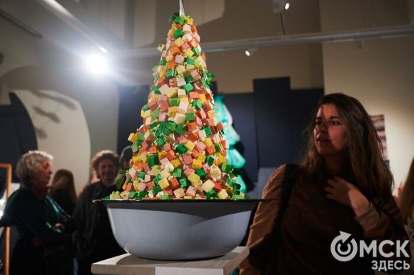 Оливье, футбол и винил. В Омске открылась выставка авторской ёлки "ПодЕЛЬники-5"