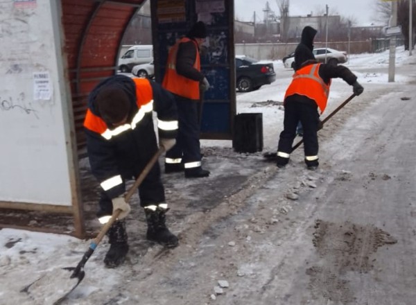 
									Омские дорожники убирают наледь с тротуаров, дорог и мостов 