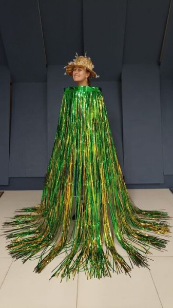 Оливье, футбол и винил. В Омске открылась выставка авторской ёлки "ПодЕЛЬники-5"