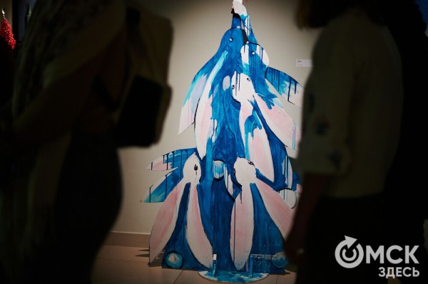 Оливье, футбол и винил. В Омске открылась выставка авторской ёлки "ПодЕЛЬники-5"