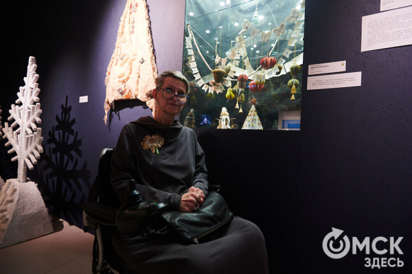 Оливье, футбол и винил. В Омске открылась выставка авторской ёлки "ПодЕЛЬники-5"