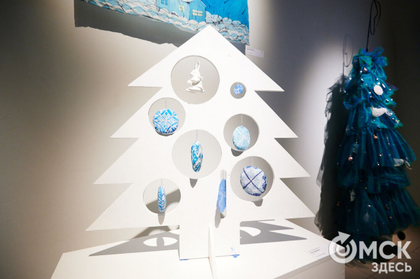 Оливье, футбол и винил. В Омске открылась выставка авторской ёлки "ПодЕЛЬники-5"