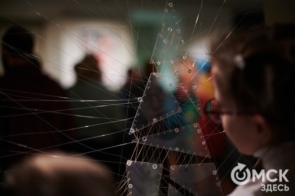 Оливье, футбол и винил. В Омске открылась выставка авторской ёлки "ПодЕЛЬники-5"