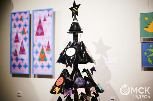 Оливье, футбол и винил. В Омске открылась выставка авторской ёлки "ПодЕЛЬники-5"