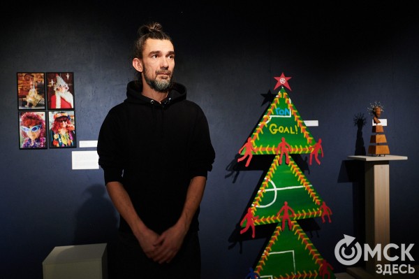 Оливье, футбол и винил. В Омске открылась выставка авторской ёлки "ПодЕЛЬники-5"