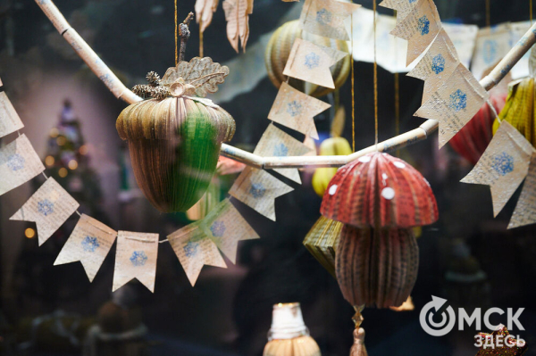 Оливье, футбол и винил. В Омске открылась выставка авторской ёлки "ПодЕЛЬники-5"