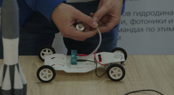 Водородный автомобиль, беспроводная зарядка и эхоскоп. Чем удивили омские студенты на научной конференции