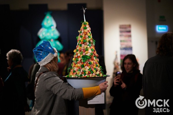Оливье, футбол и винил. В Омске открылась выставка авторской ёлки "ПодЕЛЬники-5"