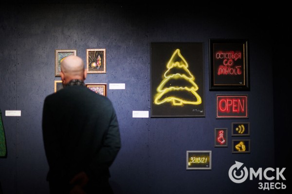 Оливье, футбол и винил. В Омске открылась выставка авторской ёлки "ПодЕЛЬники-5"