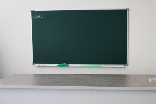 
									Из-за холода в омских школах дети учатся в куртках 