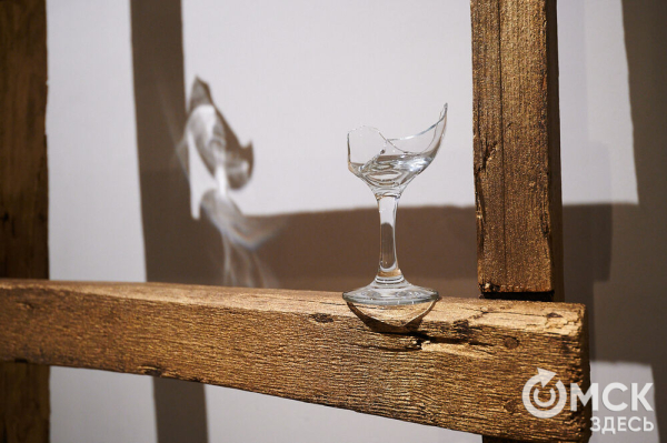 Оливье, футбол и винил. В Омске открылась выставка авторской ёлки "ПодЕЛЬники-5"