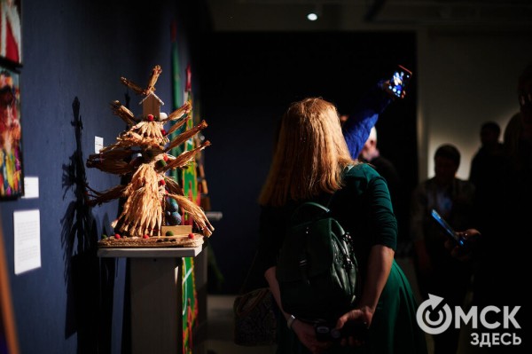 Оливье, футбол и винил. В Омске открылась выставка авторской ёлки "ПодЕЛЬники-5"