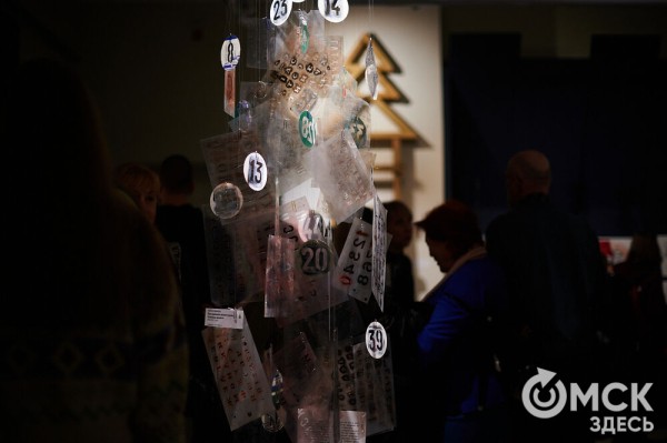 Оливье, футбол и винил. В Омске открылась выставка авторской ёлки "ПодЕЛЬники-5"