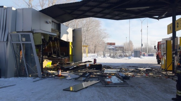 В Омске на заправке произошел хлопок, который снес стену павильона
В Омске на заправке произошел хлопок, который снес стену павильона