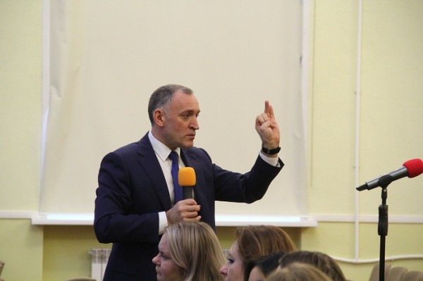 
									Омский вице-губернатор заставил студента сменить непатриотичную футболку  