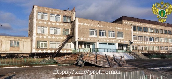 В Омской области ветер сорвал крыши двух школ
В Омской области ветер сорвал крыши двух школ