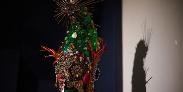 Оливье, футбол и винил. В Омске открылась выставка авторской ёлки "ПодЕЛЬники-5"