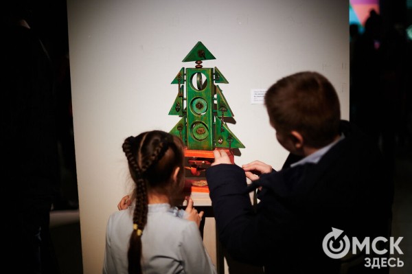 Оливье, футбол и винил. В Омске открылась выставка авторской ёлки "ПодЕЛЬники-5"