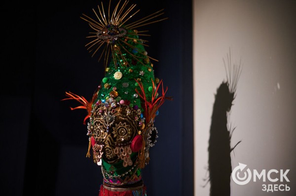 Оливье, футбол и винил. В Омске открылась выставка авторской ёлки "ПодЕЛЬники-5"