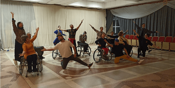 Между льдом и пламенем. Танцоры на колясках представят омичам новый спектакль Между льдом и пламенем. Танцоры на колясках представят омичам новый спектакль