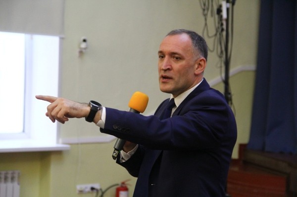 
									Омский вице-губернатор заставил студента сменить непатриотичную футболку  