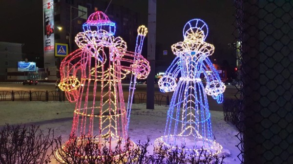 На улице Омска замечен белый рояль