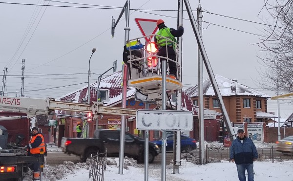 
									Омские дорожники убирают наледь с тротуаров, дорог и мостов 