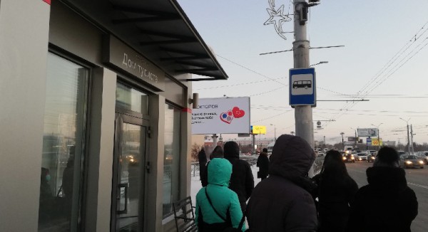 Полиция нашла омича, который разгромил теплую остановку в центре Омска  
									Полиция нашла омича, который разгромил теплую остановку в центре Омска