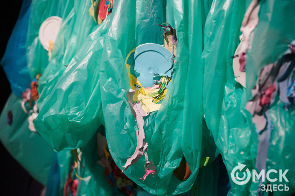 Оливье, футбол и винил. В Омске открылась выставка авторской ёлки "ПодЕЛЬники-5"