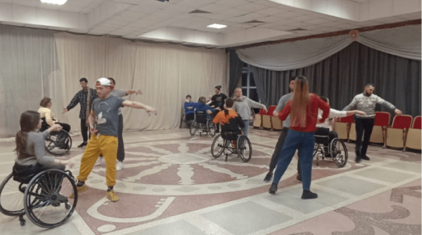 Между льдом и пламенем. Танцоры на колясках представят омичам новый спектакль Между льдом и пламенем. Танцоры на колясках представят омичам новый спектакль