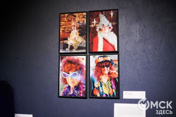 Оливье, футбол и винил. В Омске открылась выставка авторской ёлки "ПодЕЛЬники-5"