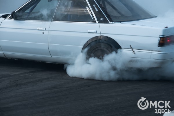 "Убираем ногу с тормоза, добавляем газ". Интервью с инструктором по контраварийной подготовке водителей