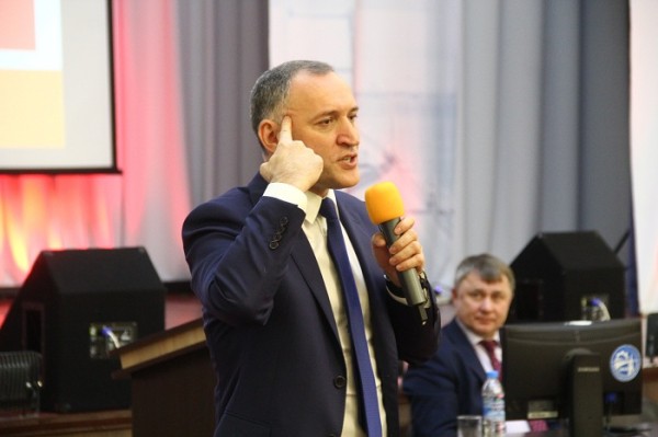 
									Омский вице-губернатор заставил студента сменить непатриотичную футболку  