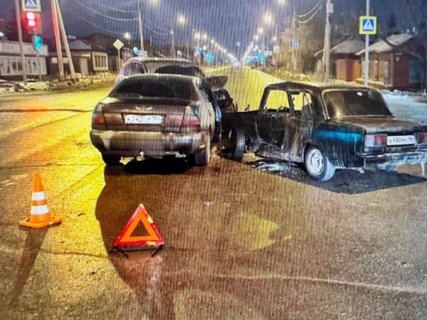 
									В Омске водитель ВАЗа вылетел на «красный», протаранил два авто и убежал 