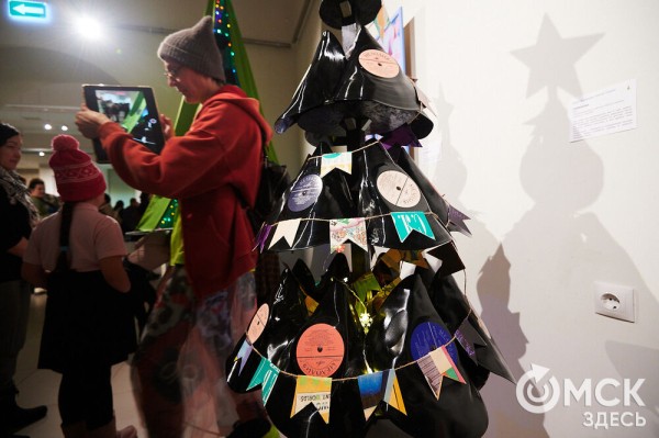 Оливье, футбол и винил. В Омске открылась выставка авторской ёлки "ПодЕЛЬники-5"