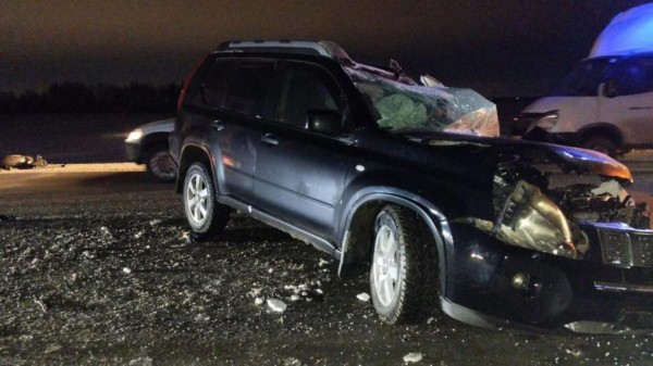 Под Омском из-за столкновения с легковушкой грузовик улетел в кювет