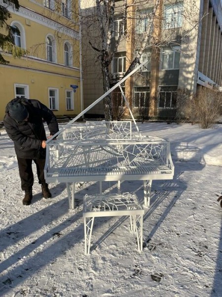 На улице Омска замечен белый рояль