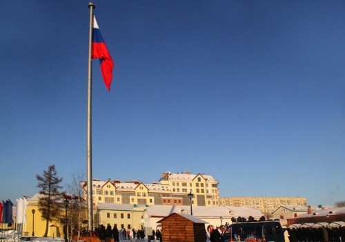 В Омской крепости флаг России подняли на 30-метровый флагшток В Омской крепости флаг России подняли на 30-метровый флагшток
