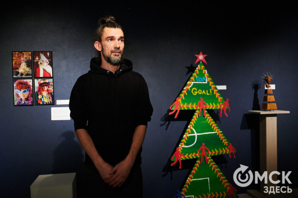 Оливье, футбол и винил. В Омске открылась выставка авторской ёлки "ПодЕЛЬники-5"
