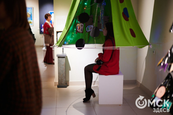 Оливье, футбол и винил. В Омске открылась выставка авторской ёлки "ПодЕЛЬники-5"