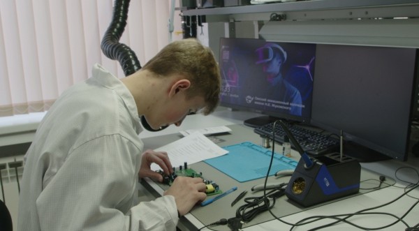 Водородный автомобиль, беспроводная зарядка и эхоскоп. Чем удивили омские студенты на научной конференции