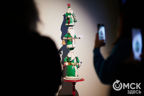 Оливье, футбол и винил. В Омске открылась выставка авторской ёлки "ПодЕЛЬники-5"