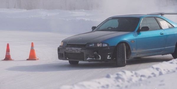 "Убираем ногу с тормоза, добавляем газ". Интервью с инструктором по контраварийной подготовке водителей