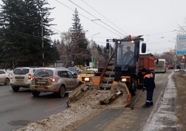 
									Омские дорожники убирают наледь с тротуаров, дорог и мостов 
