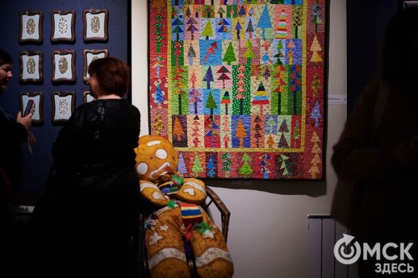 Оливье, футбол и винил. В Омске открылась выставка авторской ёлки "ПодЕЛЬники-5"