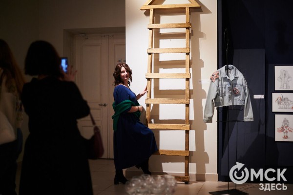 Оливье, футбол и винил. В Омске открылась выставка авторской ёлки "ПодЕЛЬники-5"