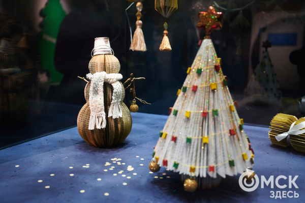 Оливье, футбол и винил. В Омске открылась выставка авторской ёлки "ПодЕЛЬники-5"