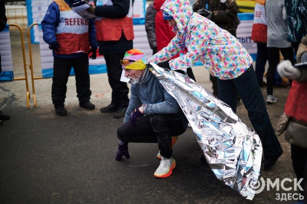 Много фото: омские спортсмены выиграли медальный зачет Рождественского полумарафона