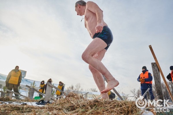 Как окунались в купель: омичи покорили стихию в -20 градусов